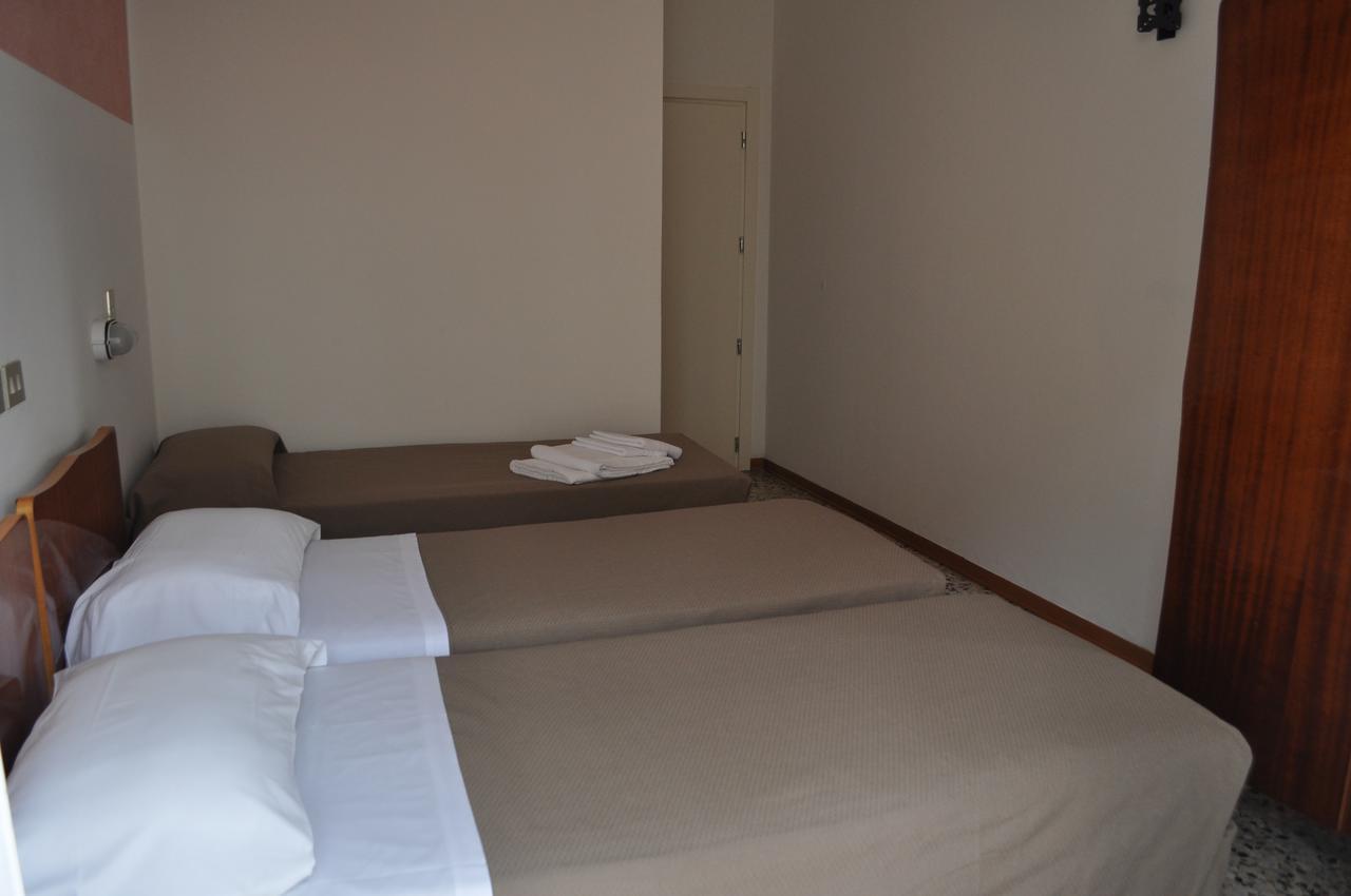 Hotel Urano カットーリカ エクステリア 写真