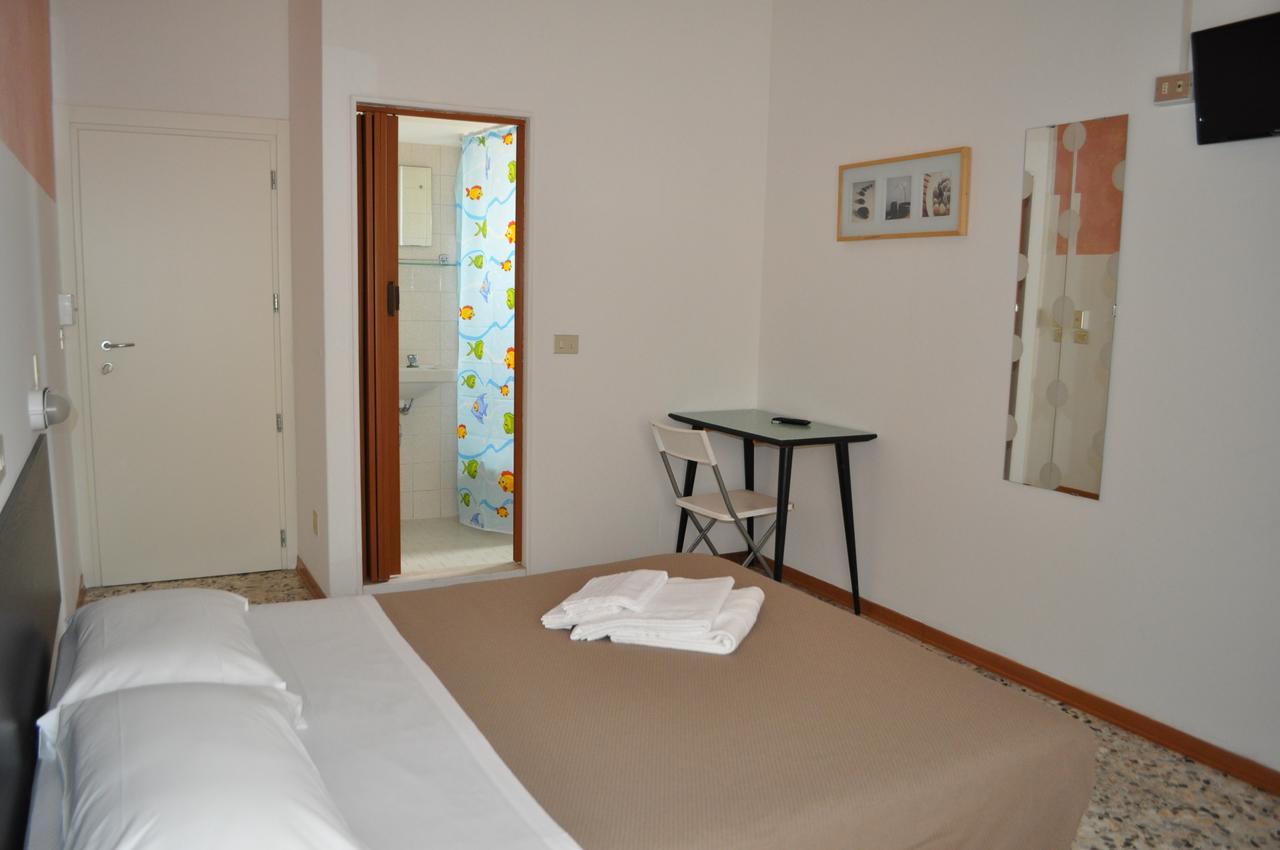 Hotel Urano カットーリカ エクステリア 写真