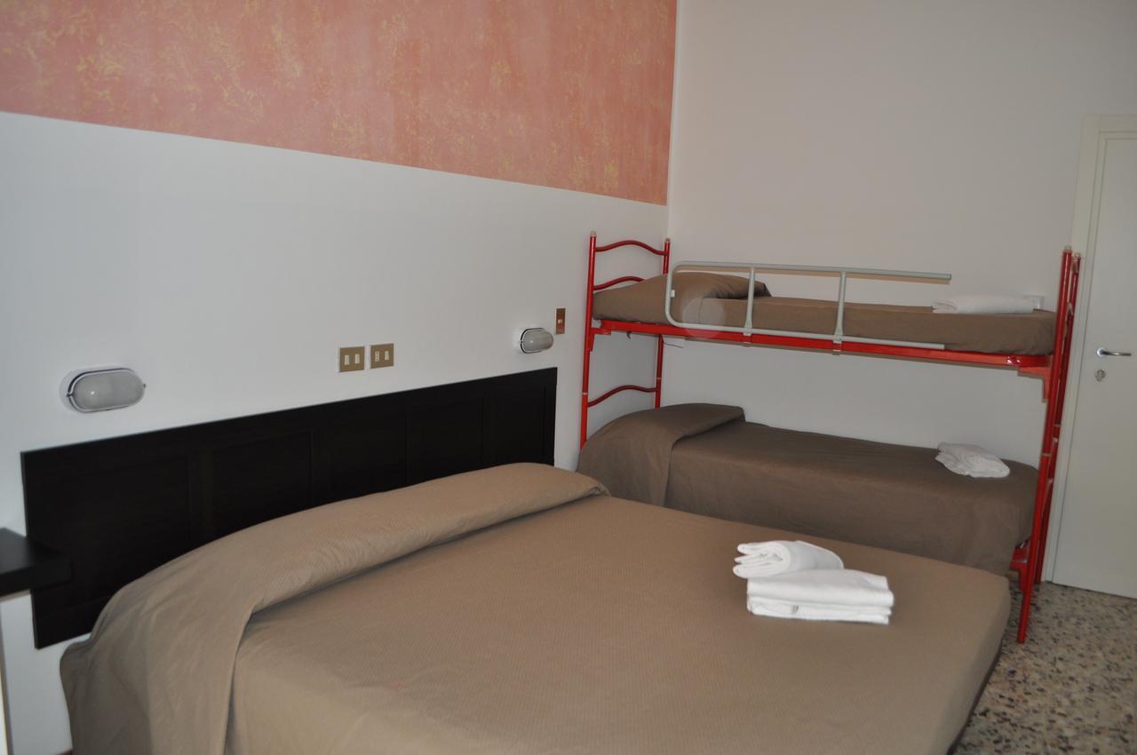 Hotel Urano カットーリカ エクステリア 写真