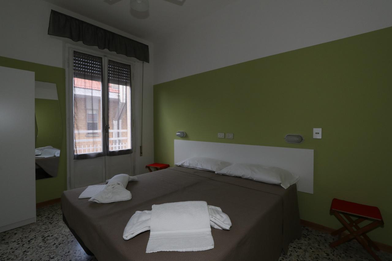 Hotel Urano カットーリカ エクステリア 写真