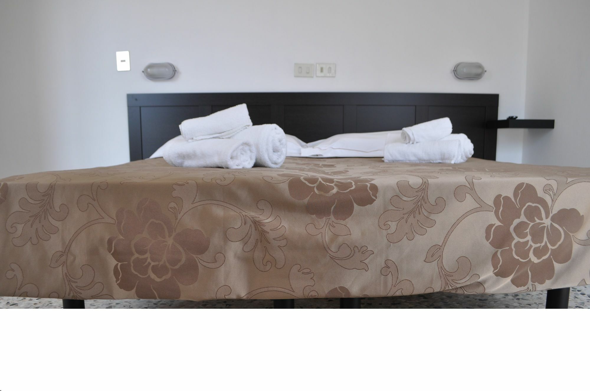 Hotel Urano カットーリカ エクステリア 写真