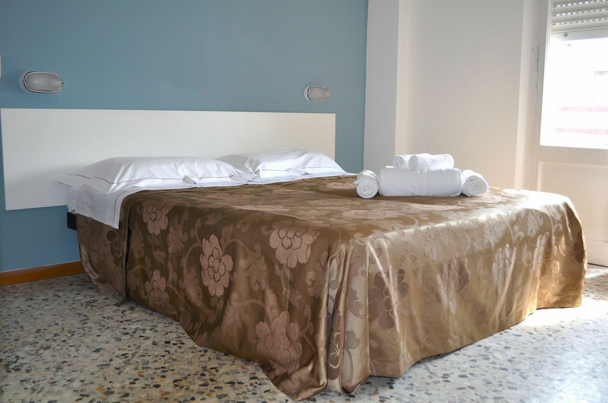 Hotel Urano カットーリカ エクステリア 写真