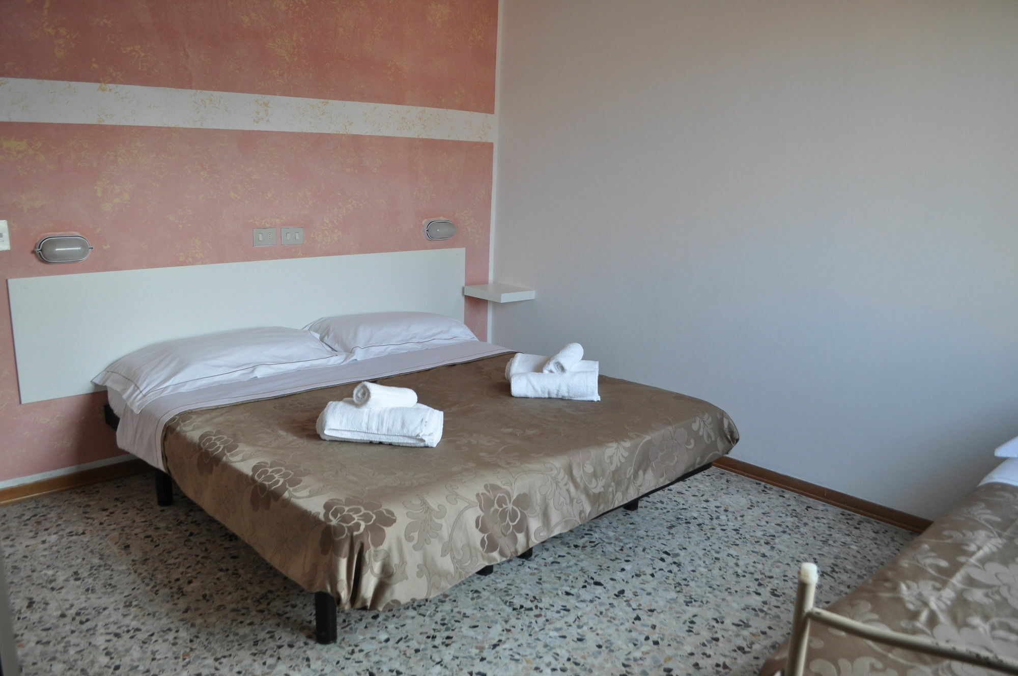 Hotel Urano カットーリカ エクステリア 写真