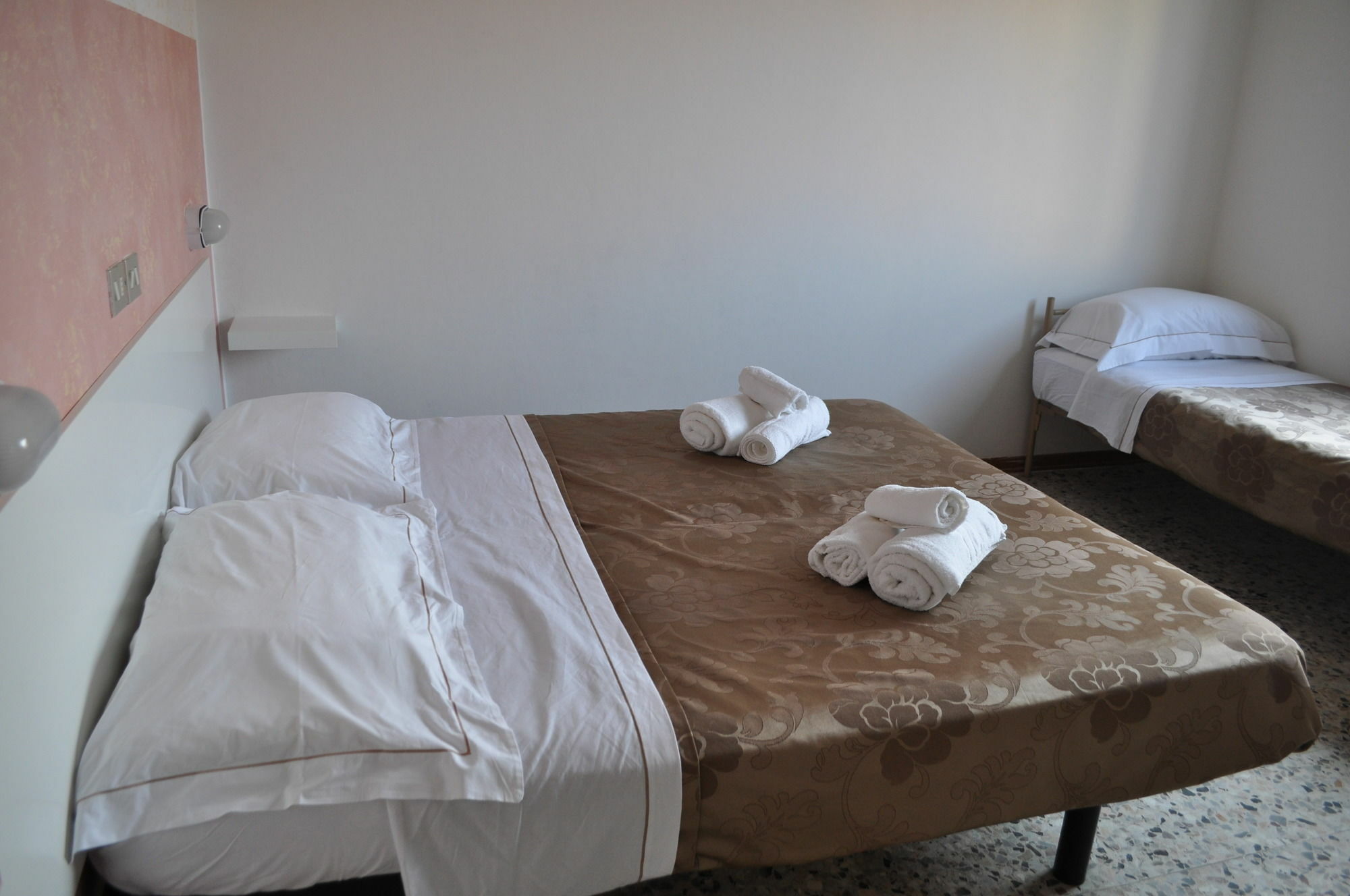 Hotel Urano カットーリカ エクステリア 写真