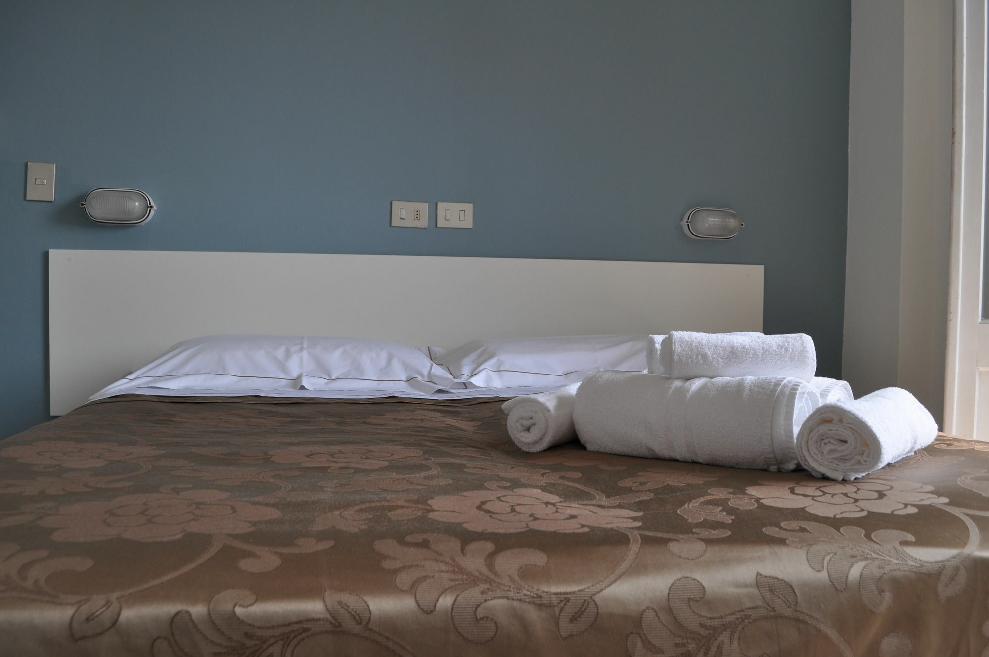 Hotel Urano カットーリカ エクステリア 写真
